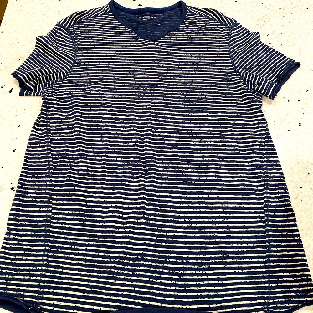 LIKE NEW CALVIN KLEIN JEANS TSHIRT